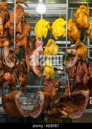 Fleischstücke hängen in einem Markt in der Nacht in Hong Kong zubereitet Stockfoto