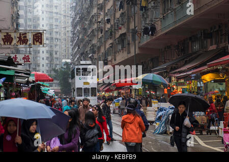 Straßenbahn durch Chun yeung Street Market in North Point Hong Kong auf einem nassen Sonntag Morgen Stockfoto