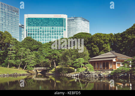 Ein traditionelles Teehaus in Hamarikyu Tokio nessled unter den modernen Hotels und Büros Stockfoto