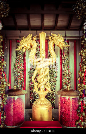 Eine goldene Darstellung von Schwert und Schlange namens Kurikaradō im Tempel auf dem Berg Takao. Es wird gesagt Wünsche mit enmusubi, die zu gewähren. Stockfoto