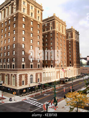 In Syracuse, New York, USA, 15. Oktober 2017. Der Eingang zum Marriott Syracuse, formal das historische Hotel Syrakus, und die Aussicht auf South Warren s Stockfoto