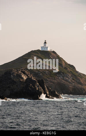 Korsika: ein rosa Sonnenuntergang auf den Iles Sanguinaires Inseln (blutigen), berühmten vier dunklen roten Porphyr Inseln im Golf von Ajaccio mit einem Leuchtturm dating 1844 Stockfoto