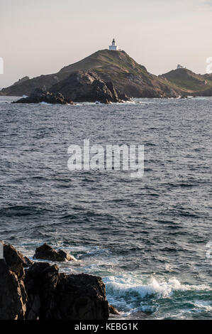 Korsika: ein rosa Sonnenuntergang auf den Iles Sanguinaires Inseln (blutigen), berühmten vier dunklen roten Porphyr Inseln im Golf von Ajaccio mit einem Leuchtturm dating 1844 Stockfoto