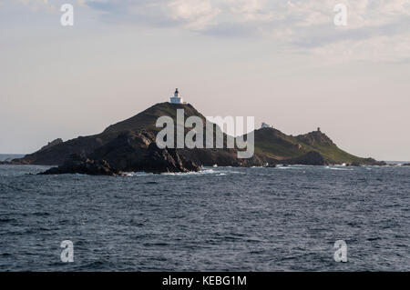 Korsika: ein rosa Sonnenuntergang auf den Iles Sanguinaires Inseln (blutigen), berühmten vier dunklen roten Porphyr Inseln im Golf von Ajaccio mit einem Leuchtturm dating 1844 Stockfoto