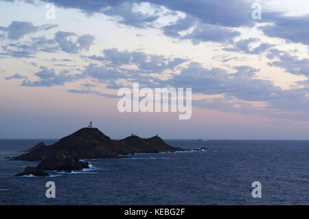 Korsika: ein rosa Sonnenuntergang auf den Iles Sanguinaires Inseln (blutigen), berühmten vier dunklen roten Porphyr Inseln im Golf von Ajaccio mit einem Leuchtturm dating 1844 Stockfoto