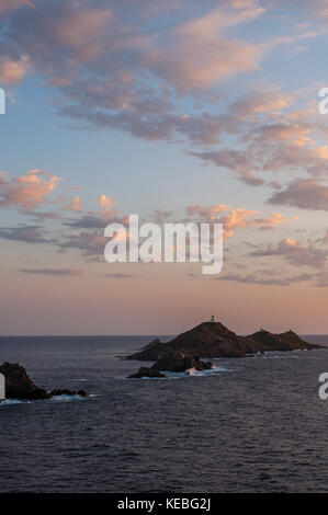 Korsika: ein rosa Sonnenuntergang auf den Iles Sanguinaires Inseln (blutigen), berühmten vier dunklen roten Porphyr Inseln im Golf von Ajaccio mit einem Leuchtturm dating 1844 Stockfoto