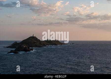 Korsika: ein rosa Sonnenuntergang auf den Iles Sanguinaires Inseln (blutigen), berühmten vier dunklen roten Porphyr Inseln im Golf von Ajaccio mit einem Leuchtturm dating 1844 Stockfoto