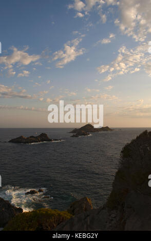 Korsika: ein rosa Sonnenuntergang auf den Iles Sanguinaires Inseln (blutigen), berühmten vier dunklen roten Porphyr Inseln im Golf von Ajaccio mit einem Leuchtturm dating 1844 Stockfoto