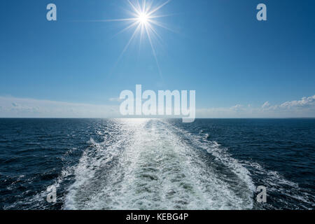 Sonne über der Kreuzfahrt Schiff auf dem Meer Stockfoto