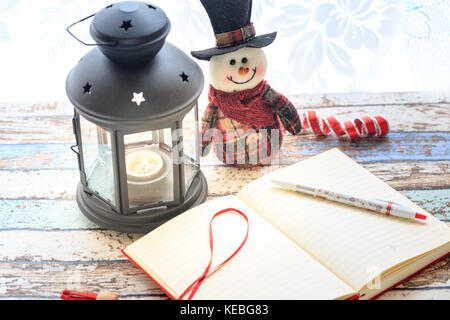 Journal und mit Schneemann und Laterne shinny Stockfoto