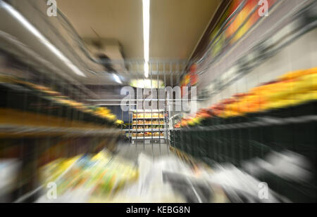 Warenkorb mit Lebensmittelgeschäft, Supermarkt, Einkaufszentrum Konzept. Stockfoto