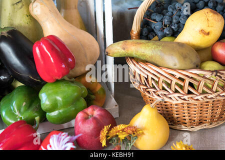 Herbst noch Leben mit Kürbisse, Äpfel, Mais. Herbst Panorama mit Obst und Gemüse. Stockfoto