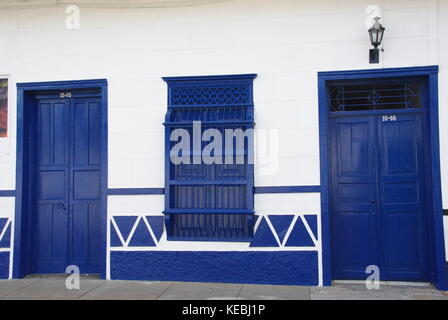 Ein blaues und weißes Haus, Santa Fe de Antioquia, Kolumbien Stockfoto