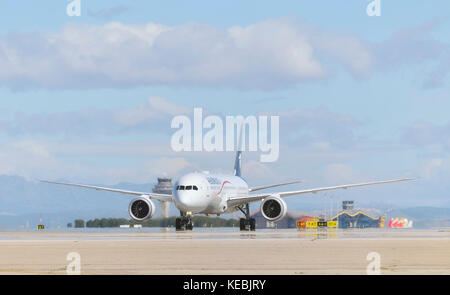 Flugzeuge des Typs Boeing 787 Dreamliner von Aeromexico Fluglinie, eintrifft, um Passagiere Terminal, nachdem es in Madrid, Adolfo Suarez Flughafen gelandet Stockfoto