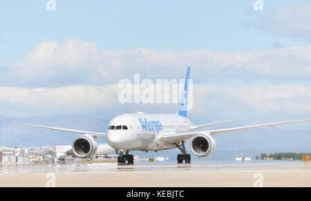 Flugzeuge des Typs Boeing 787 Dreamliner der Fluggesellschaft Air Europa, ist für die Passagiere Terminal ankommen, nachdem es in Madrid, Adolfo Suarez Flughafen gelandet Stockfoto