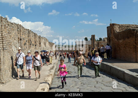 Touristen zu Fuß die Straße in Pompeji, Italien. heißen und sonnigen Tag. Stockfoto