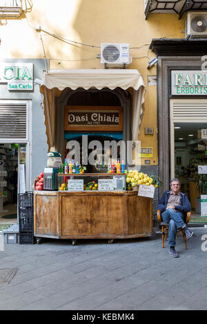 Eigentümer sitzen bar seinen Saft Bar in der Innenstadt von Neapel, Italien. Stockfoto