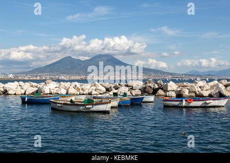 Blick auf die Fischerboote an der Küste von Neapel mit Vesuv im Hintergrund. Stockfoto