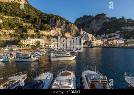 Blick auf die Stadt Amalfi aus über den Hafen., am frühen Morgen. Stockfoto