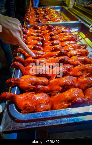 Peking, China - 29 Januar, 2017: Reihen von gekochten Enten bereit zu essen, lokale chinesische Markt Konzept Stockfoto