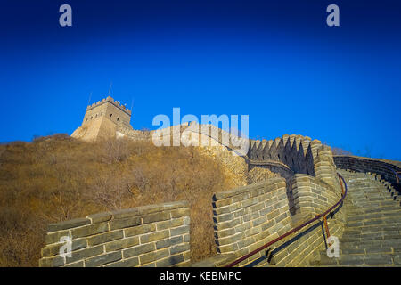 Peking, China - 29 Januar, 2017: extrem steilen konkrete Schritte vor der Großen Mauer, schönen sonnigen Tag, bei juyong touristische Website entfernt Stockfoto