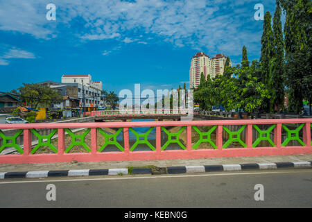 Jakarta, Indonesien: Blick von der kleinen Brücke, die einige Wohngebäude in Distanz, schönen blauen Himmel Stockfoto
