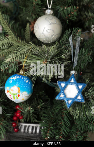 Chanukka und Weihnachten Dekorationen am Baum Stockfoto