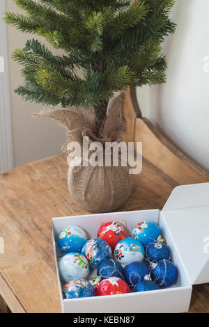 Weihnachten Lampen bereit kleiner Baum zu schmücken Stockfoto