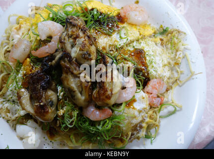 Okonomiyaki in Hiroshima Stil, einem berühmten japanischen Essen Stockfoto