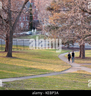 Zwei Personen gemeinsam zu Fuß in einer City Park in Pittsburgh, Pa im Frühling Stockfoto