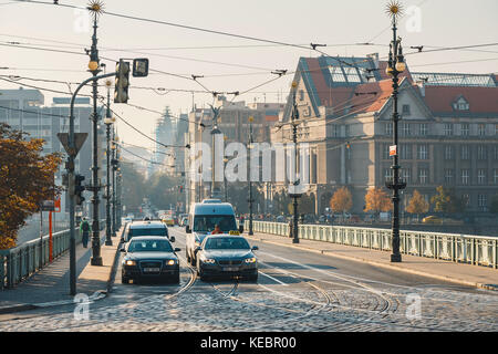 Prag, Tschechische Republik, 29. September 2017: Autos auf den Straßen in Prag, Tschechische Republik Stockfoto