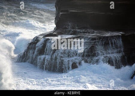 Hohe Brandung stürzt in Felsen in der Nähe des Halona Blowhole in der südöstlichen Ecke von Oahu, Hawaii Stockfoto