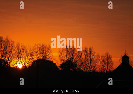 Ashford, Kent, Großbritannien. 19. Oktober, 2017. UK Wetter: schönen ruhigen Bedingungen wie die Morgenröte bricht mit einigen wunderschönen roten und orangen Farben. Foto: Paul Lawrenson/Alamy leben Nachrichten Stockfoto