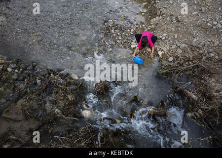 Beshkent, Kirgisistan. Oktober 2016. Trinkwasser aus einem Fluss in Beshkent, Kirgisistan. Das Wasser ist anfällig für Verunreinigungen durch Müll und Bakterien, die Hepatitis und andere durch Wasser übertragene Krankheiten verursachen. In Dörfern in Kirgisistan (Zentralasien) sind antiquierte Wasserversorgungssysteme und -Infrastrukturen die Ursache für gesundheitliche Probleme wie Hepatitis und gastrointestinale Erkrankungen, insbesondere bei Kindern. Quelle: Jodi Hilton/SOPA/ZUMA Wire/Alamy Live News Stockfoto