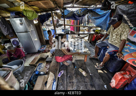 Jakarta, Java, Indonesien. 26 Aug, 2016. eine Familie in ihrem Haus aus Holz und Kunststoff in der Nachbarschaft von pasar Ikan in Jakarta gesehen. im April letzten Jahres Hunderte von Soldaten und Polizei pasar Ikan stürmten, einer historischen Fisherman Nachbarschaft nördlich von Jakarta, und alles in Schutt und Asche gelegt. Dort gibt es gemauerte Häuser, jetzt gibt es Berge von Schutt und Zelte. Die Bewohner nur ungern die Nachbarschaft und sich weigern, die Unterkünfte von offiziellen Schutz durch die Behörden zu bewegen zu lassen, weil sie behaupten, sie können es sich nicht leisten, sie sind Räumungen mit fast n Stockfoto