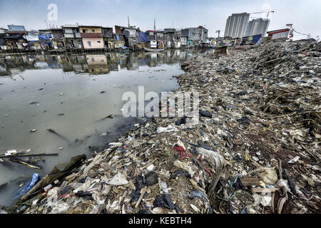 Jakarta, Java, Indonesien. 26 Aug, 2016. die Ruinen und Müll anhäufen, während rund um den Kanal in der Nachbarschaft von pasar Ikan in Jakarta im April letzten Jahres Hunderte von Soldaten und Polizei pasar Ikan stürmten, einer historischen Fisherman Nachbarschaft nördlich von Jakarta, und alles in Schutt und Asche gelegt. Dort gibt es gemauerte Häuser, jetzt gibt es Berge von Schutt und Zelte. Die Bewohner nur ungern die Nachbarschaft und sich weigern, die Unterkünfte von offiziellen Schutz durch die Behörden zu bewegen zu lassen, weil sie behaupten, sie können es sich nicht leisten, sie sind Räumungen mit einem Stockfoto