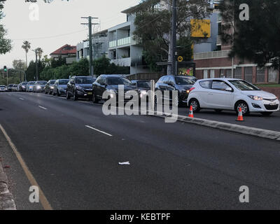 North Willoughby, NSW, Australien. 19th Oktober 2017. Penshurst Street, Willoughby Sydneys North Shore Road ist aufgrund eines früheren Fahrzeugaufpralls in beide Richtungen blockiert, wodurch es für Fußgänger- und Straßenverkehr unsicher ist. Bild zeigen die Szene. Kredit: Mjmediabox / Alamy Live Nachrichten Stockfoto