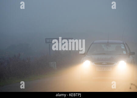 Flintshire, Wales, UK. 19 Okt, 2017. UK Wetter. Ein Nebel oder neblig Start für viele heute mit den Perspektiven der Sturm Brian, eine andere benannte Sturm für das Wochenende für North Wales. Ein morgen Treiber entdeckt die am Morgen Fahrt ist eingehüllt in Nebel in der Nähe des Dorfes Wern-y-Gaer in Flintshire, Wales Stockfoto