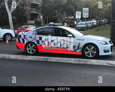 North Willoughby, NSW, Australien. 19th Oktober 2017. Penshurst Street, Willoughby Sydneys North Shore Road ist aufgrund eines früheren Fahrzeugaufpralls in beide Richtungen blockiert, wodurch es für Fußgänger- und Straßenverkehr unsicher ist. Bild zeigen die Szene. Kredit: Mjmediabox / Alamy Live Nachrichten Stockfoto