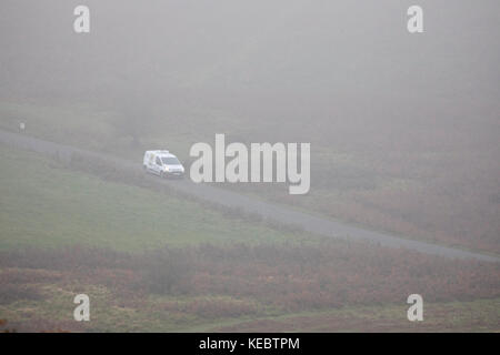Flintshire, Wales, UK. 19 Okt, 2017. UK Wetter. Ein Nebel oder neblig Start für viele heute mit den Perspektiven der Sturm Brian, eine andere benannte Sturm für das Wochenende für North Wales. Eine neblige Start für diesen Morgen Fahrer, Fahren durch Nebel, einem ländlichen Lane in das Dorf Rhes-y-Cae, Flintshire, Wales Stockfoto