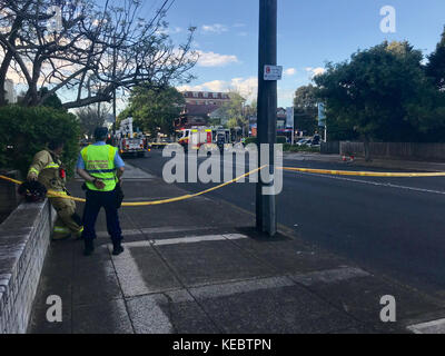 North Willoughby, NSW, Australien. 19th Oktober 2017. Penshurst Street, Willoughby Sydneys North Shore Road ist aufgrund eines früheren Fahrzeugaufpralls in beide Richtungen blockiert, wodurch es für Fußgänger- und Straßenverkehr unsicher ist. Bild zeigen die Szene. Kredit: Mjmediabox / Alamy Live Nachrichten Stockfoto