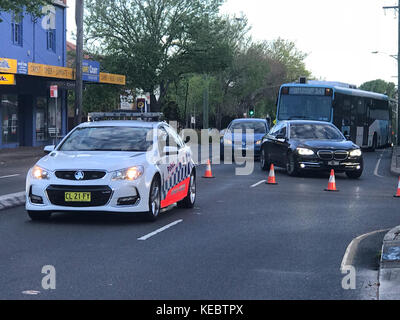 North Willoughby, NSW, Australien. 19th Oktober 2017. Penshurst Street, Willoughby Sydneys North Shore Road ist aufgrund eines früheren Fahrzeugaufpralls in beide Richtungen blockiert, wodurch es für Fußgänger- und Straßenverkehr unsicher ist. Bild zeigen die Szene. Kredit: Mjmediabox / Alamy Live Nachrichten Stockfoto