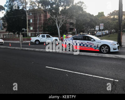 North Willoughby, NSW, Australien. 19th Oktober 2017. Penshurst Street, Willoughby Sydneys North Shore Road ist aufgrund eines früheren Fahrzeugaufpralls in beide Richtungen blockiert, wodurch es für Fußgänger- und Straßenverkehr unsicher ist. Bild zeigen die Szene. Kredit: Mjmediabox / Alamy Live Nachrichten Stockfoto