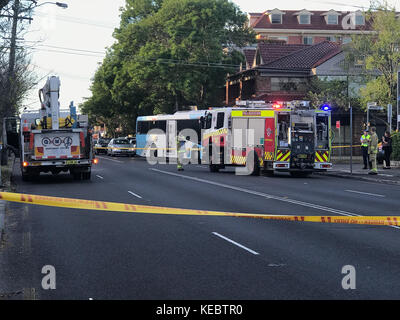 North Willoughby, NSW, Australien. 19th Oktober 2017. Penshurst Street, Willoughby Sydneys North Shore Road ist aufgrund eines früheren Fahrzeugaufpralls in beide Richtungen blockiert, wodurch es für Fußgänger- und Straßenverkehr unsicher ist. Bild zeigen die Szene. Kredit: Mjmediabox / Alamy Live Nachrichten Stockfoto