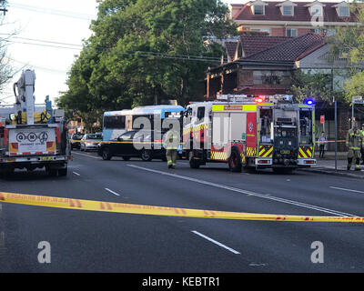 North Willoughby, NSW, Australien. 19th Oktober 2017. Penshurst Street, Willoughby Sydneys North Shore Road ist aufgrund eines früheren Fahrzeugaufpralls in beide Richtungen blockiert, wodurch es für Fußgänger- und Straßenverkehr unsicher ist. Bild zeigen die Szene. Kredit: Mjmediabox / Alamy Live Nachrichten Stockfoto