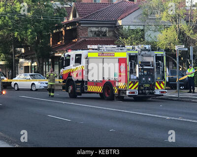 North Willoughby, NSW, Australien. 19th Oktober 2017. Penshurst Street, Willoughby Sydneys North Shore Road ist aufgrund eines früheren Fahrzeugaufpralls in beide Richtungen blockiert, wodurch es für Fußgänger- und Straßenverkehr unsicher ist. Bild zeigen die Szene. Kredit: Mjmediabox / Alamy Live Nachrichten Stockfoto