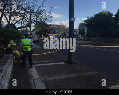 North Willoughby, NSW, Australien. 19th Oktober 2017. Penshurst Street, Willoughby Sydneys North Shore Road ist aufgrund eines früheren Fahrzeugaufpralls in beide Richtungen blockiert, wodurch es für Fußgänger- und Straßenverkehr unsicher ist. Bild zeigen die Szene. Kredit: Mjmediabox / Alamy Live Nachrichten Stockfoto