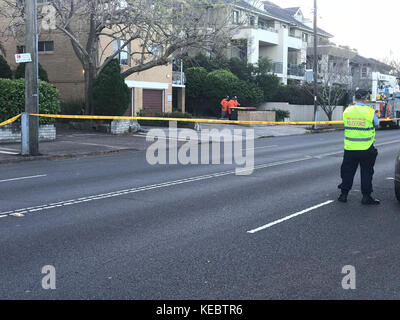 North Willoughby, NSW, Australien. 19th Oktober 2017. Penshurst Street, Willoughby Sydneys North Shore Road ist aufgrund eines früheren Fahrzeugaufpralls in beide Richtungen blockiert, wodurch es für Fußgänger- und Straßenverkehr unsicher ist. Bild zeigen die Szene. Kredit: Mjmediabox / Alamy Live Nachrichten Stockfoto