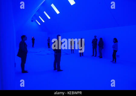 Magdeburg, Deutschland. Oktober 2017. Journalisten sind am 19. Oktober im Kunstmuseum Kloster unter Lieben Frauen zu sehen, wo Robin Minards Klanginstallation "Silence (Blue)" in Magdeburg steht. Die Installation ist Teil der Ausstellung „Robin Minard - Works with Sound“, die am 24. Oktober bis 18. Februar 2018 eröffnet wird. Foto: Klaus-Dietmar Gabbert/dpa-Zentralbild/ZB Credit: dpa Picture Alliance/Alamy Live News Stockfoto