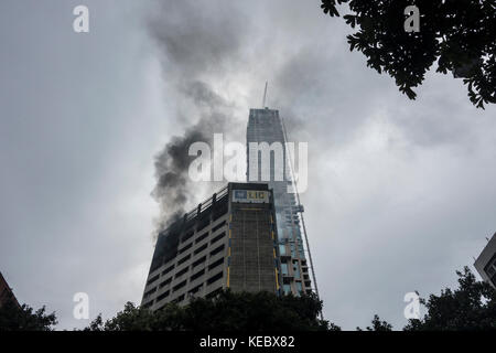 Kalkutta, Indien. Oktober 2017. Rauch steigt aus einem Gewerbegebäude auf, in dem ein Feuer im Zentrum von Kalkutta, Indien, ausbrach, 19. Oktober 2017. Ein Großbrand brach am Donnerstag in einem Bürohochhaus in der ostindischen Stadt Kalkutta aus. Quelle: Tumpa Mondal/Xinhua/Alamy Live News Stockfoto